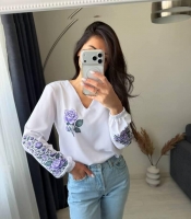 Блуза женская из софта свободная с длинными рукавами и V образным вырезом с вышивкой демисезонная