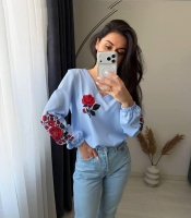 Блуза женская из софта свободная с длинными рукавами и V образным вырезом с вышивкой демисезонная