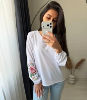 Блуза женская из софта свободная с длинными рукавами и круглым вырезом с цветочным декором демисезонная