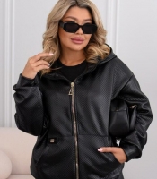 Куртка-бомбер женская демисезонная из экокожи на трикотаже с капюшоном и карманами весенняя