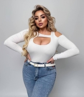 Лонгслив женский из микродайвинга с открытыми плечами и декоративной лямкой демисезонный