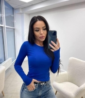 Лонгслив женский из микродайвинга базовый облегающий демисезонный с длинными рукавами и разрезом под пальчик