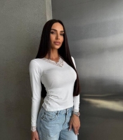 Лонгслив женский из вискозы с эластиком приталенный весенний с длинными рукавами V-образным вырезом и кружевной отделкой