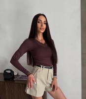 Лонгслив женский из вискозы с эластиком приталенный весенний с длинными рукавами V-образным вырезом и кружевной отделкой