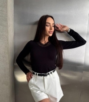 Лонгслив женский из вискозы с эластиком приталенный весенний с длинными рукавами V-образным вырезом и кружевной отделкой