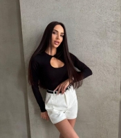 Лонгслив женский из вискозы с эластиком приталенный весенний с длинными рукавами и вырезом капля