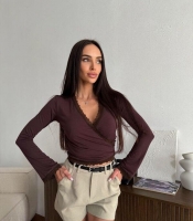 Лонгслив женский на запах из вискозы с эластиком приталенный весенний с длинными рукавами кружевной отделкой и завязками