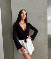 Лонгслив женский на запах из вискозы с эластиком приталенный весенний с длинными рукавами кружевной отделкой и завязками