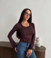 Лонгслив женский из вискозы с эластиком приталенный весенний с квадратным вырезом кружевной отделкой и длинными рукавами