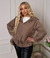 Ветровка женская из плащевки укороченная с капюшоном на молнии с карманами и затяжкой по линии бедер весенняя