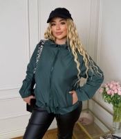 Ветровка женская из плащевки укороченная с капюшоном на молнии с карманами и затяжкой по линии бедер весенняя