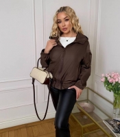 Ветровка женская из плащевки укороченная с капюшоном на молнии с карманами и затяжкой по линии бедер весенняя