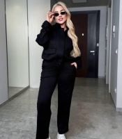 Костюм-двойка женский из замши на дайвинге с бомбером и брюками оверсайз весенний