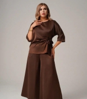 Костюм-двойка женский из шелка с асимметричной блузой на запах и широкими брюками летний