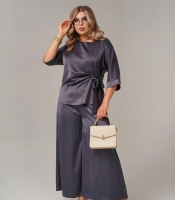 Костюм-двойка женский из шелка с асимметричной блузой на запах и широкими брюками весенний