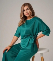 Костюм-двойка женский из шелка с асимметричной блузой на запах и широкими брюками летний