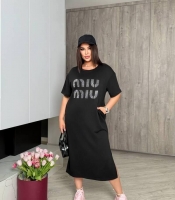 Платье-футболка женское из двунитки прямого кроя с надписью и боковыми разрезами весеннее