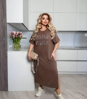 Платье-футболка женское из двунитки прямого кроя с надписью и боковыми разрезами весеннее