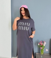 Платье-футболка женское из двунитки прямого кроя с надписью и боковыми разрезами весеннее