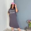 Платье-футболка женское из двунитки прямого кроя с надписью и боковыми разрезами весеннее  k-128735