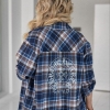 Рубашка женская из фланели в клетку свободного кроя с аппликацией стразами и длинным рукавом весенняя  k-128757