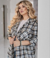 Рубашка женская из фланели в клетку свободного кроя с длинным рукавом и декоративной аппликацией весенняя