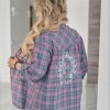 Рубашка женская из фланели в клетку свободного кроя с длинным рукавом и аппликацией демисезонная  k-128760