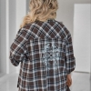 Рубашка женская из байки в клетку свободного кроя с длинным рукавом и декоративным акцентом весенняя  k-128761