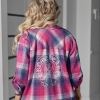 Рубашка женская из фланели в клетку свободного кроя с аппликацией и стразами с длинным рукавом демисезонная  k-128762
