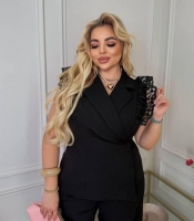 Костюм-двойка женский из костюмной ткани с жилетом на запах и прямыми брюками весенний