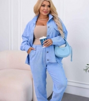 Костюм-двойка женский из хлопкового вельвета с жакетом-рубашкой и прямыми брюками весенний
