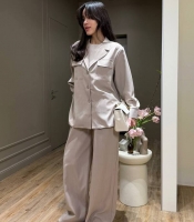 Костюм-двойка женский из костюмной ткани Бостон с жакетом-рубашкой и широкими брюками свободного кроя весенний