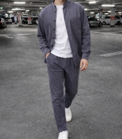 Костюм-двойка мужской из микровельвета повседневный с рубашкой на пуговицах со стойкой и прямыми брюками весенний
