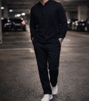 Костюм-двойка мужской из микровельвета повседневный с рубашкой на пуговицах со стойкой и прямыми брюками весенний