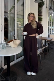 Спортивный костюм женский из трехнитки со свитшотом кроп и широкими брюками на резинке оверсайз весенне-летний