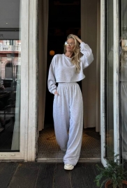 Спортивный костюм женский из трехнитки со свитшотом кроп и широкими брюками на резинке оверсайз весенне-летний