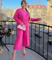 Костюм-двойка женский из костюмки на подкладке: жакет на пуговицах и брюки-кюлоты весенне-летний