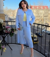 Костюм-двойка женский из костюмки на подкладке: жакет на пуговицах и брюки-кюлоты летний