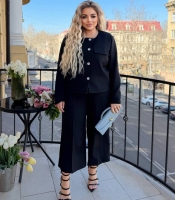 Костюм-двойка женский из костюмки на подкладке: жакет на пуговицах и брюки-кюлоты летний