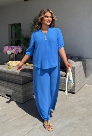 Костюм-двойка женский из крепа жатка с футболкой свободного кроя с декоративными пуговицами и брюками палаццо летний