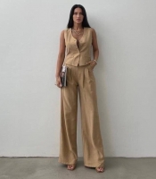 Костюм-двойка женский льняной с приталенным жилетом на пуговицах и широкими брюками весенне-летний