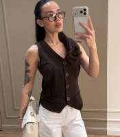 Жилетка женская из костюмки классическая приталенная укороченная с V образным вырезом на пуговицах демисезонная