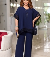 Костюм-двойка женский из крепа с отделкой гипюром: свободная блуза-накидка и широкие брюки нарядный летний