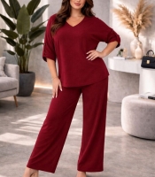 Костюм-двойка женский из крепа жатка с V-образной блузой и широкими брюками больших размеров летний