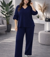 Костюм-двойка женский из крепа жатка с V-образной блузой и широкими брюками больших размеров летний