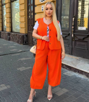 Костюм женский тройка из льна жатки и хлопкового кулира с жилетом на пуговицах футболкой и свободными укороченными брюками высокой посадки больших размеров