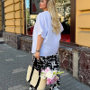 Костюм женский двойка с белой блузой свободного кроя и широкими брюками с цветочным принтом из софта  k-131236