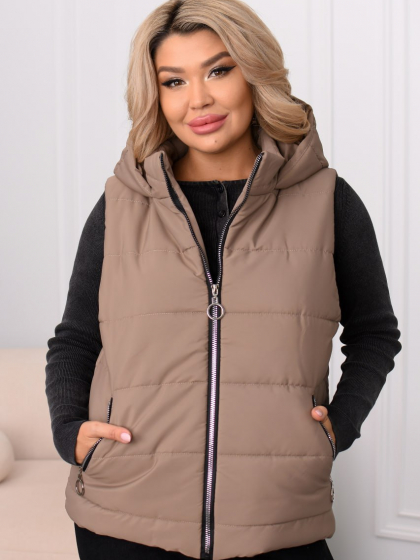 Жилетка женская утепленная дутая из плащевой ткани Эмми с капюшоном, карманами на молниях и силиконовым утеплителем 150