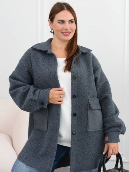 Рубашка-пальто женская теплая из мягкой фактурной ткани барашек свободного кроя оверсайз с отложным воротником застежкой на пуговицы большими накладными карманами длинными рукавами удлиненная больших размеров 
