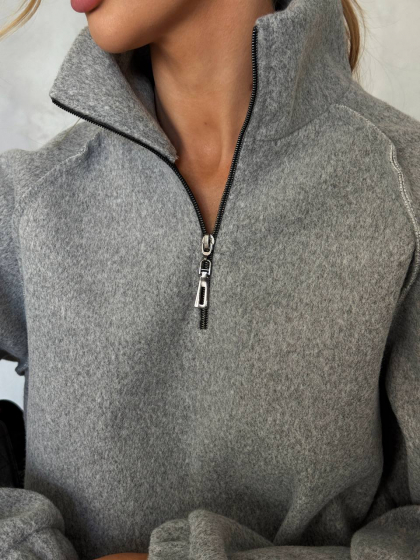Свитер женский теплый из плотного премиального кашемира в стиле half zip с высоким воротником стойкой короткой молнией свободного кроя оверсайз спущенными плечами объемными рукавами на манжетах укороченный повседневный